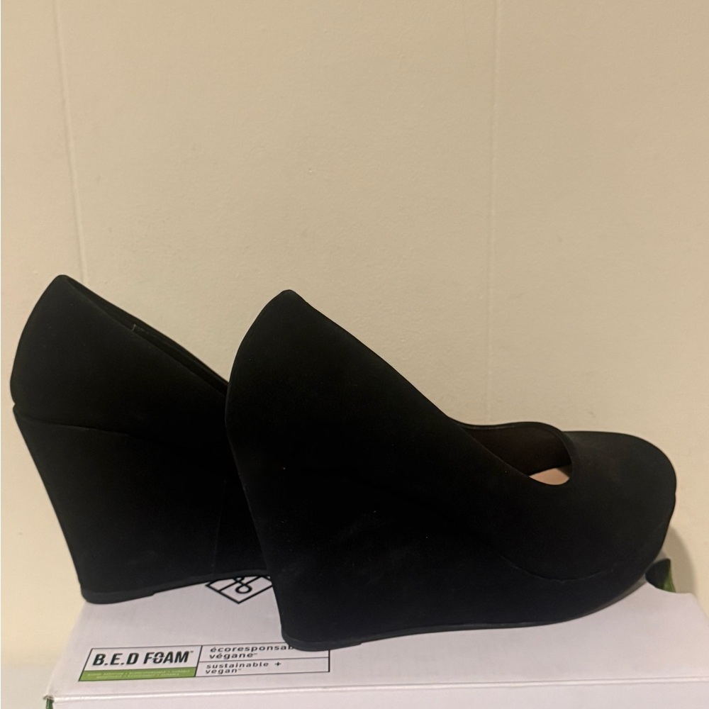 Elegant Black Wedge Heels - Picture 4 of 4